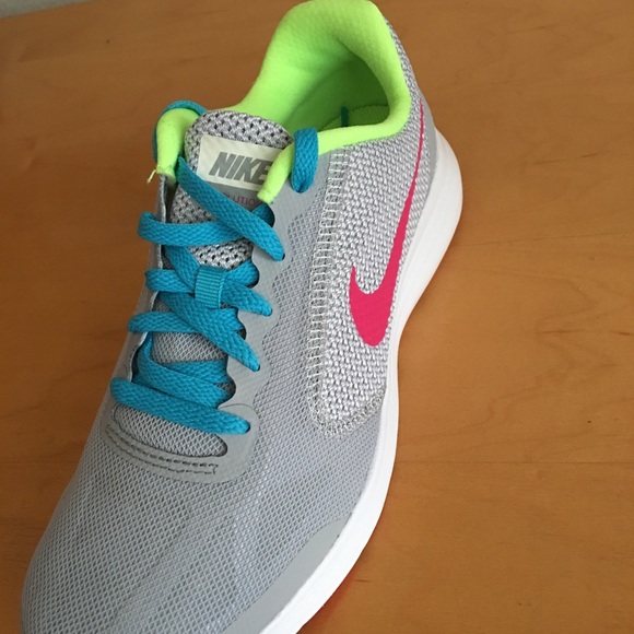 Nike Revolution - Picture 3 of 5